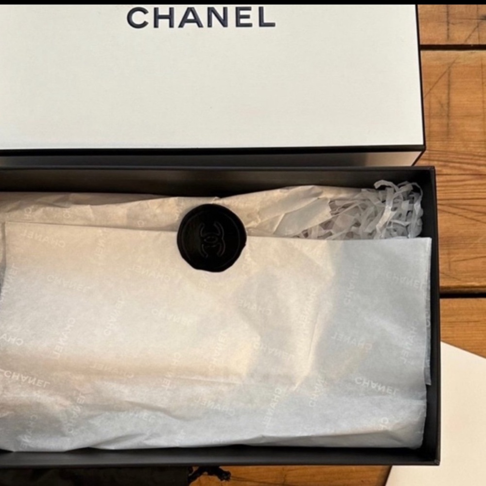 CHANEL Gold Necklace with Signature Emblem - Picture 7 of 7